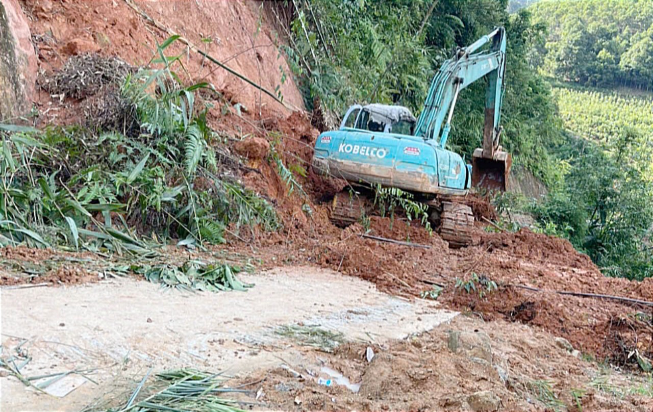 Nhiều tuyến đường liên thôn đã thông. B23.jpg