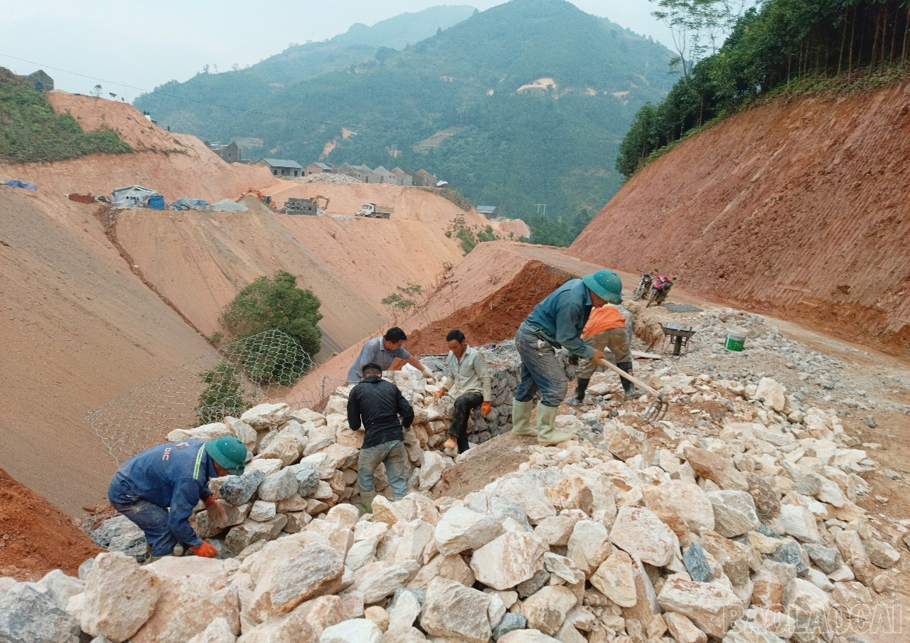 Thi công đường vào khu tái định cư. baolaocai-br_k1.jpg