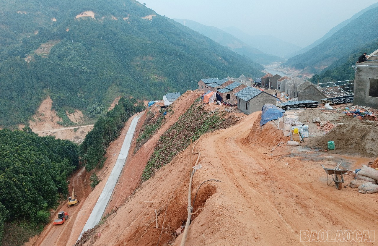 Thi công đường giao thông khu tái định cư. baolaocai-br_k11.jpg