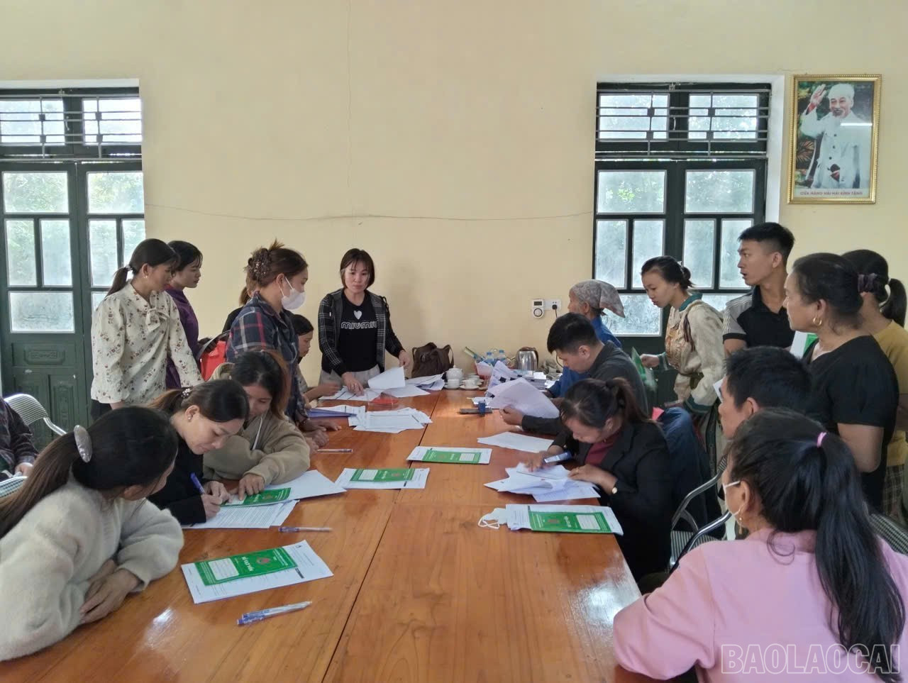 ສະມາຊິກສະມາຄົມຊາວກະສິກອນໄດ້ຮັບໂອກາດໃນການເຂົ້າເຖິງສິນເຊື່ອທີ່ອີງໃສ່ນະໂຍບາຍສຳລັບການລົງທຶນໃນການພັດທະນາການຜະລິດ. baolaocai-br_a2.jpg