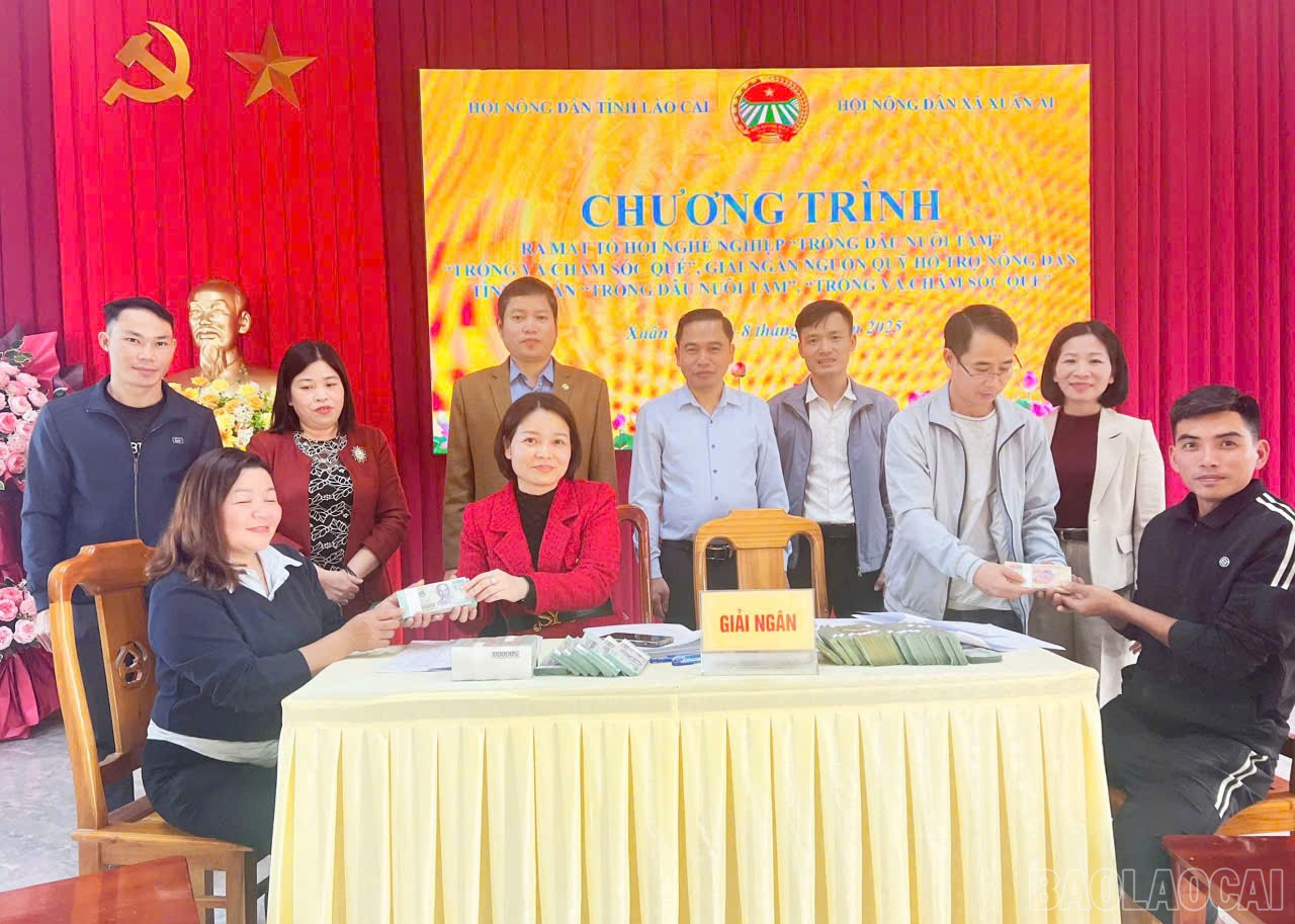 Lancement de l'Association professionnelle pour la culture du mûrier et l'élevage du ver à soie et distribution du Fonds de soutien aux agriculteurs aux membres de la commune de Xuan Ai. baolaocai-br_xa12.jpg