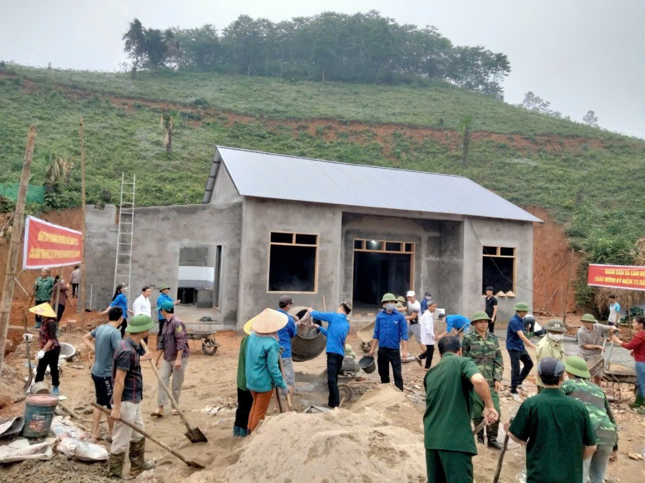 ປະຊາຊົນອຽນບິ່ງສາມັກຄີກັນ, ຊ່ວຍກັນກໍ່ສ້າງເຮືອນ, ປະກອບສ່ວນເຂົ້າໃນການຮັກສາສະຖຽນລະພາບຂອງຊີວິດ ແລະ ກໍ່ສ້າງຊົນນະບົດໃໝ່. a111.jpg