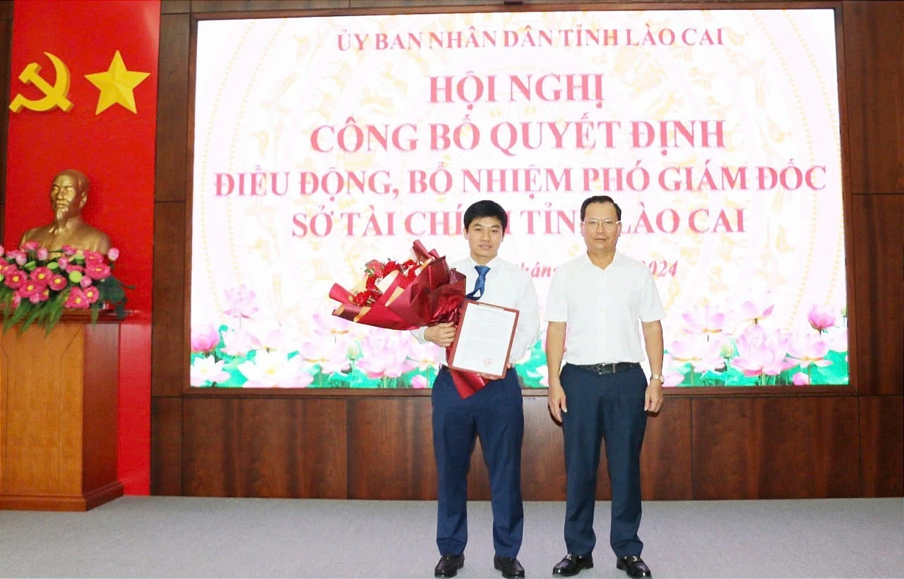 Đồng chí Hoàng Quốc Khánh, Phó Chủ tịch Thường trực UBND tỉnh trao quyết định của UBND tỉnh về việc điều động, bổ nhiệm Phó Giám đốc Sở Tài chính đối với đồng chí Nguyễn Văn Hiệp.