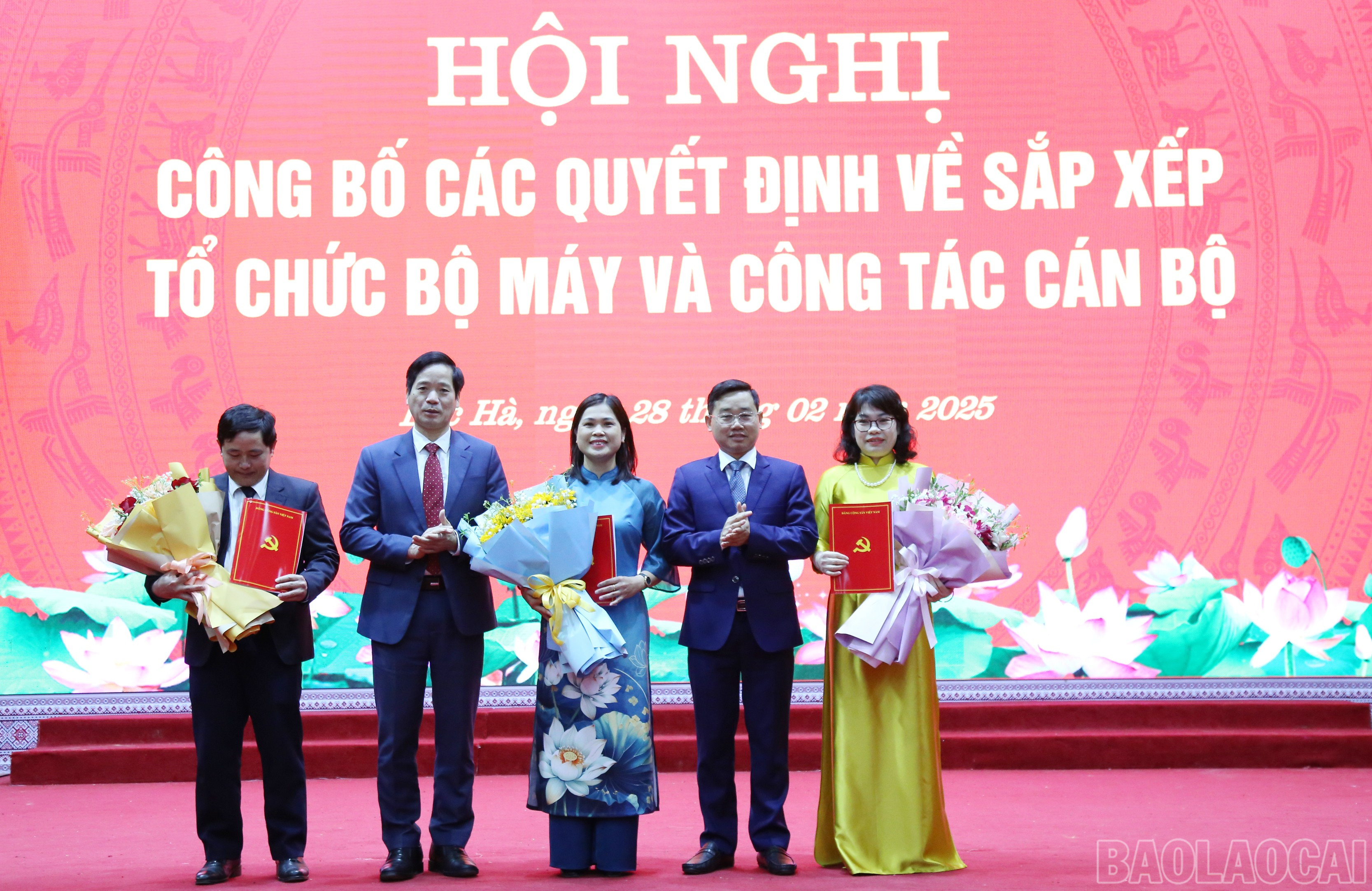 Lãnh đạo huyện Bắc Hà trao quyết định và tặng hoa chúc mừng lãnh đạo Ban Tuyên giáo và Dân vận Huyện ủy.