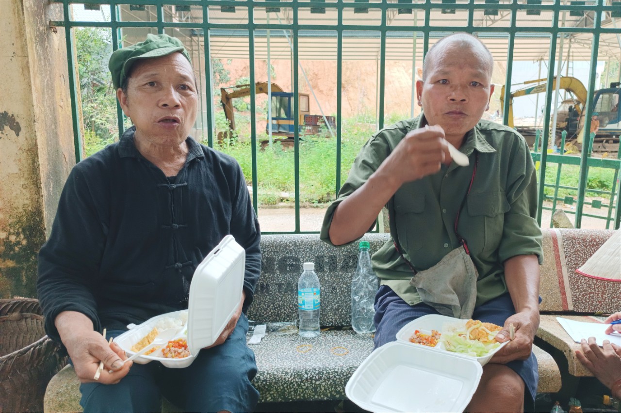 Những phần lương thực, suất cơm giúp người dân vùng cô lập, bị thiệt hại do sạt lở đất sớm vượt qua khó khăn. HT5.jpg