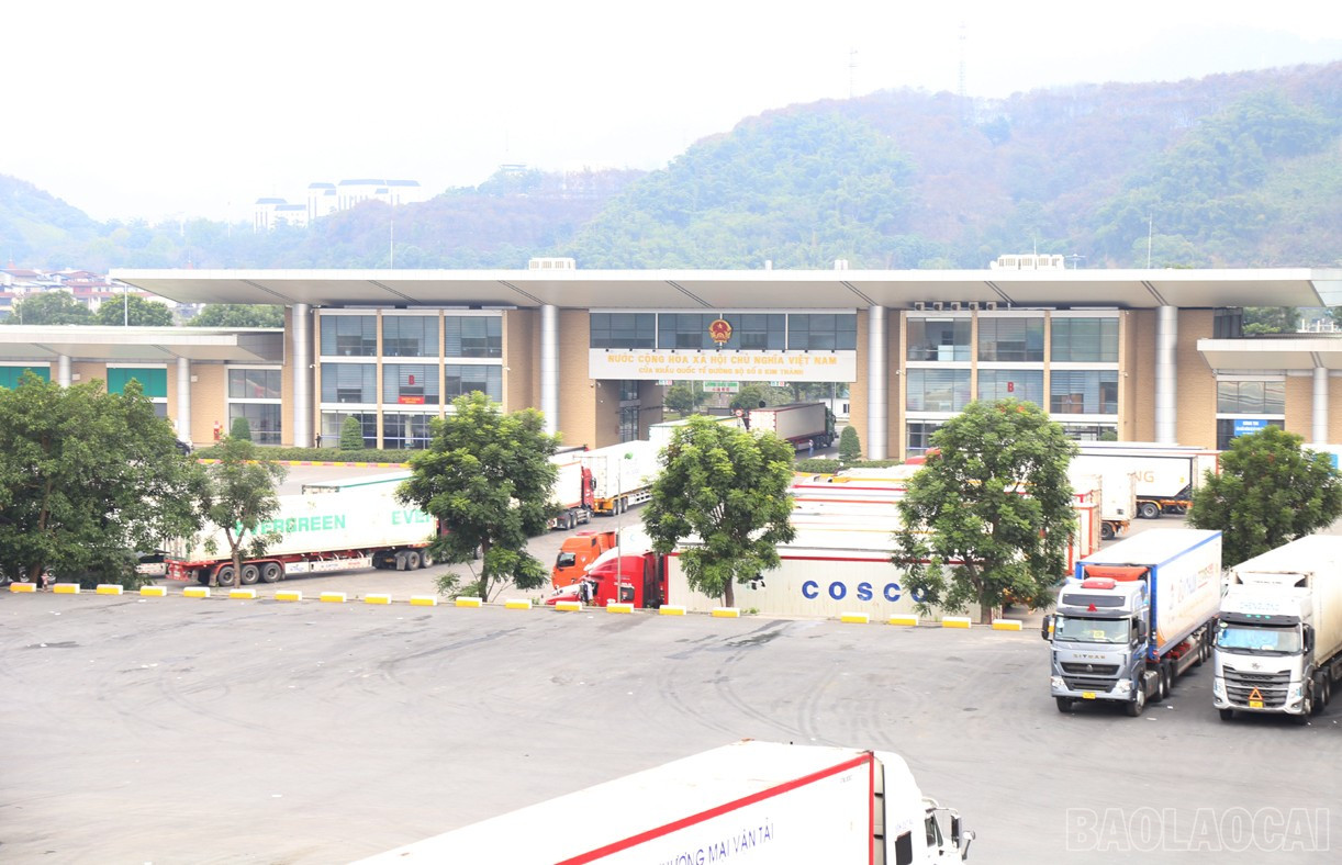 Hoạt động xuất - nhập khẩu hàng hoá tại Cửa khẩu Kim Thànhđược thực hiện nhanh chóng, thuận lợi. baolaocai-br_ck2.jpg