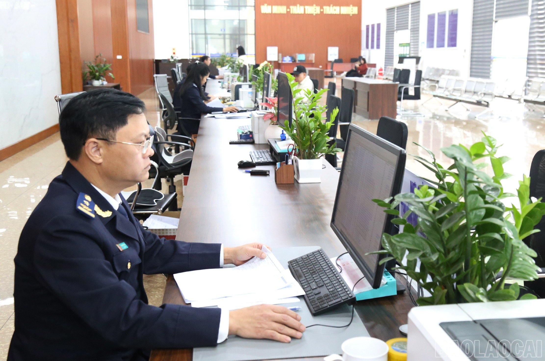 Cán bộ, công chức Chi cục Hải quan Cửa khẩu Lào Cai làm việc xuyên Tết. baolaocai-br_ck4.jpg