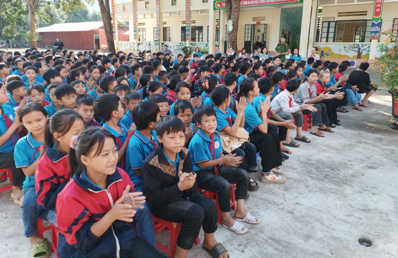 Gần 300 học sinh THCS tham dự buổi truyền thông “an toàn trên không gian mạng”. th3.jpg