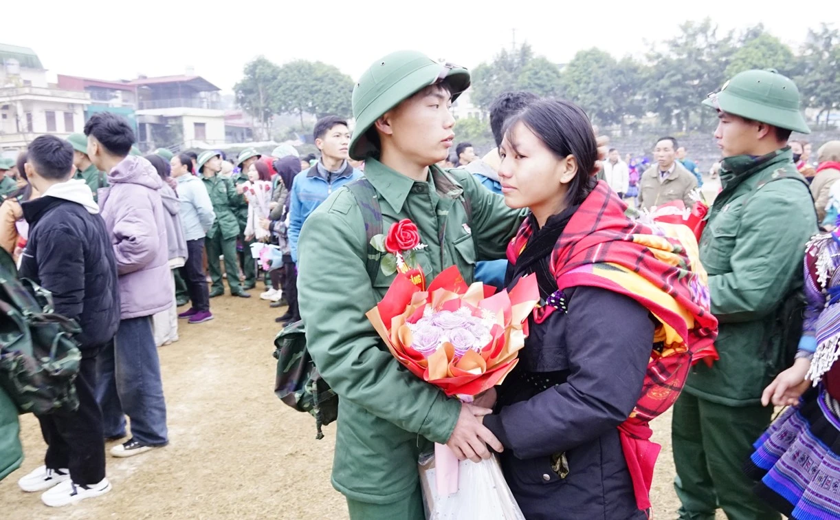 Người thân bịn rịn chia tay tân binh.