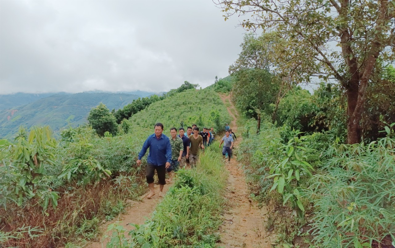 Hiện tại, để tiếp cận cứu hộ, cứu nạn và tiếp tế lương thực, thực phẩm cho người dân thôn Nậm Tông phải đi bộ vài giờ đồng hồ mới đến nơi. D4.jpg