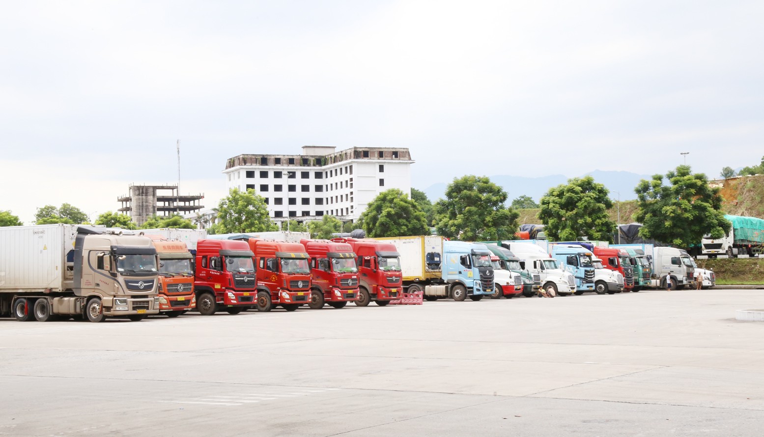 Hàng chục xe container xếp hàng xuất khẩu qua Cửa khẩu Quốc tế đường bộ số II Kim Thành. h4.jpg