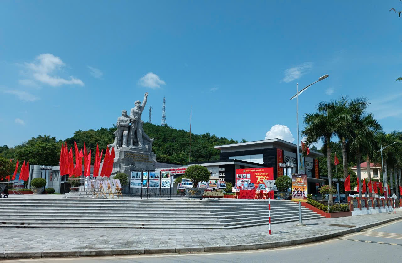 Màn bắn pháo hoa tầm thấp tối nay (16/9) hứa hẹn tạo nên bữa tiệc ánh sáng sắc màu trên bầu trời đất Mỏ Apatit. a1.jpg
