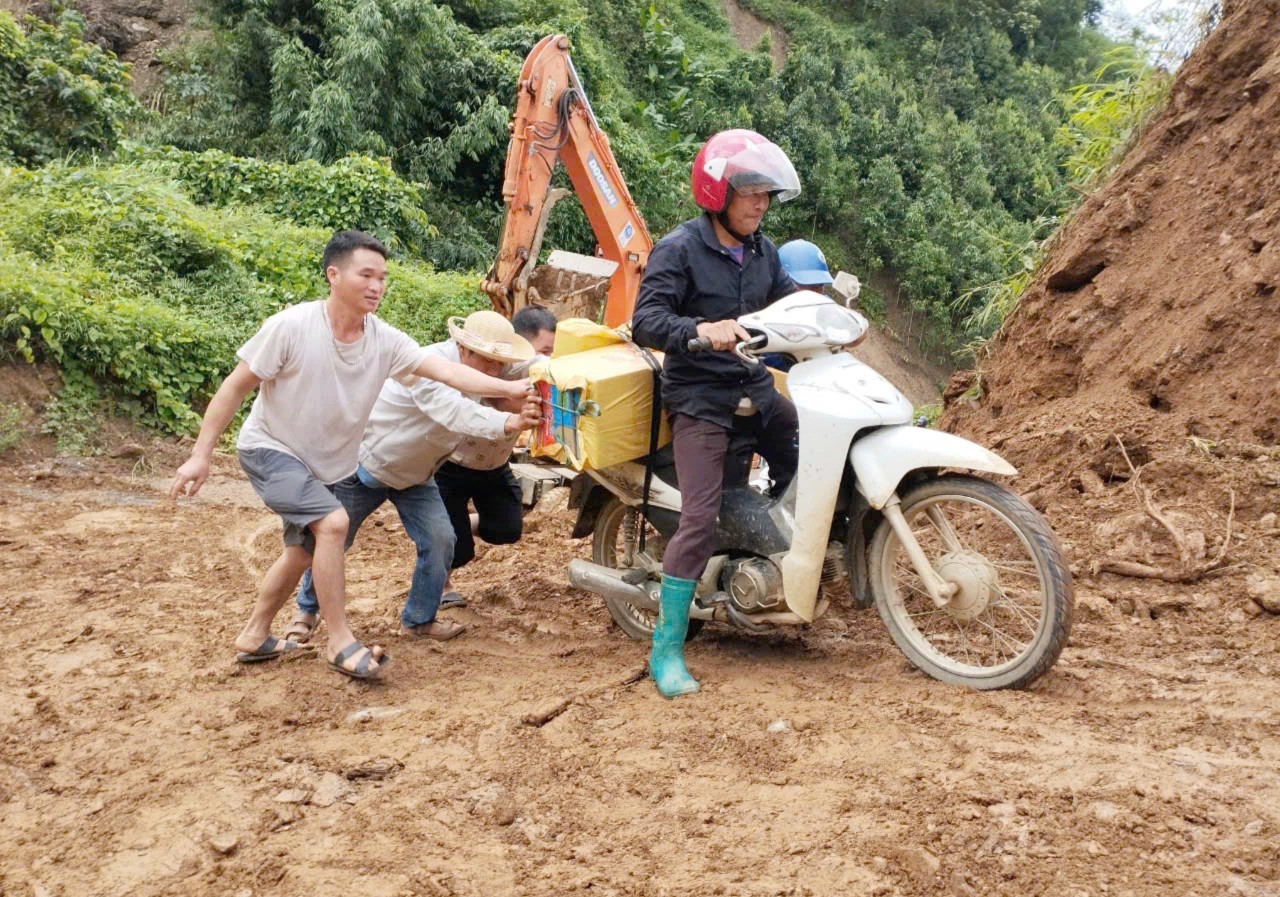 Việc tiếp tế cho người dân các thôn bị cô lập phải đi đường vòng qua núi. T3.jpg