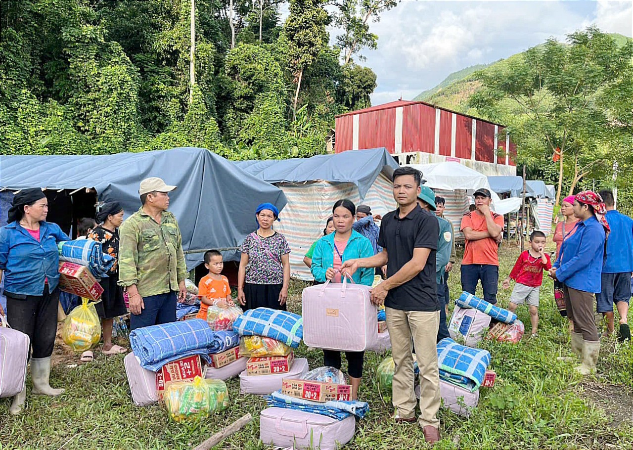 Trao chăn ấm cho hộ dân vùng thiên tai. TT55.jpg