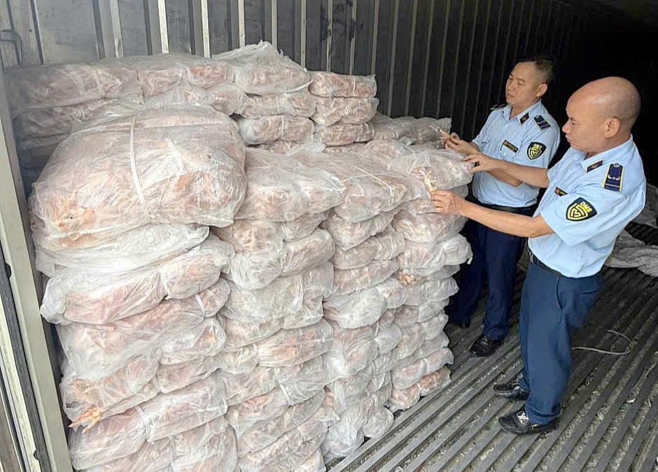 Thu giữ hơn 1,5 tấn chân gà không rõ nguồn gốc. q1.jpg