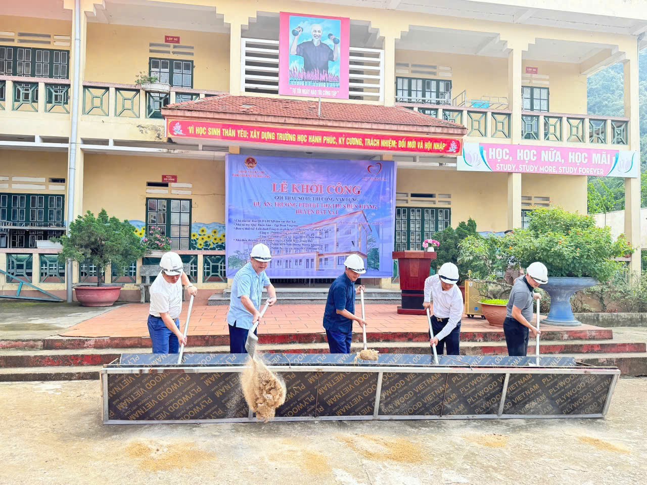 Khởi công xây dựng nhà ở bán trú cho học sinh. h.jpg