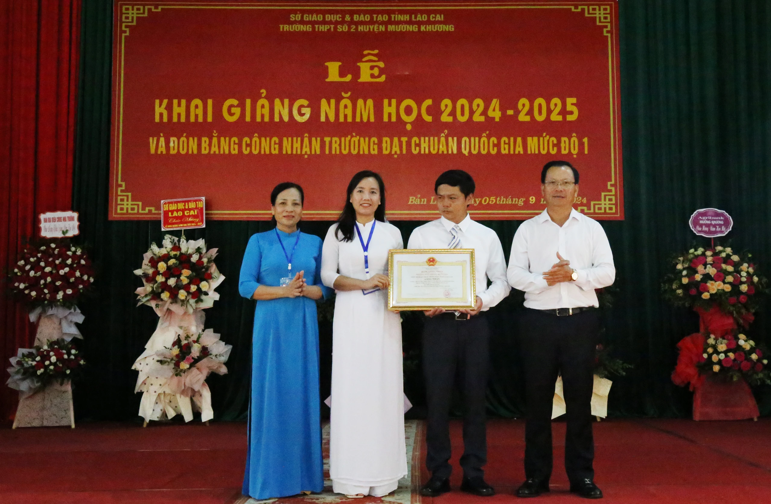 Đồng chí Hoàng Quốc Khánh, Phó Chủ tịch Thường trực UBND tỉnh trao Bằng công nhận trường đạt chuẩn quốc gia mức độ 1 cho Trường THPT số 2 huyện Mường Khương.