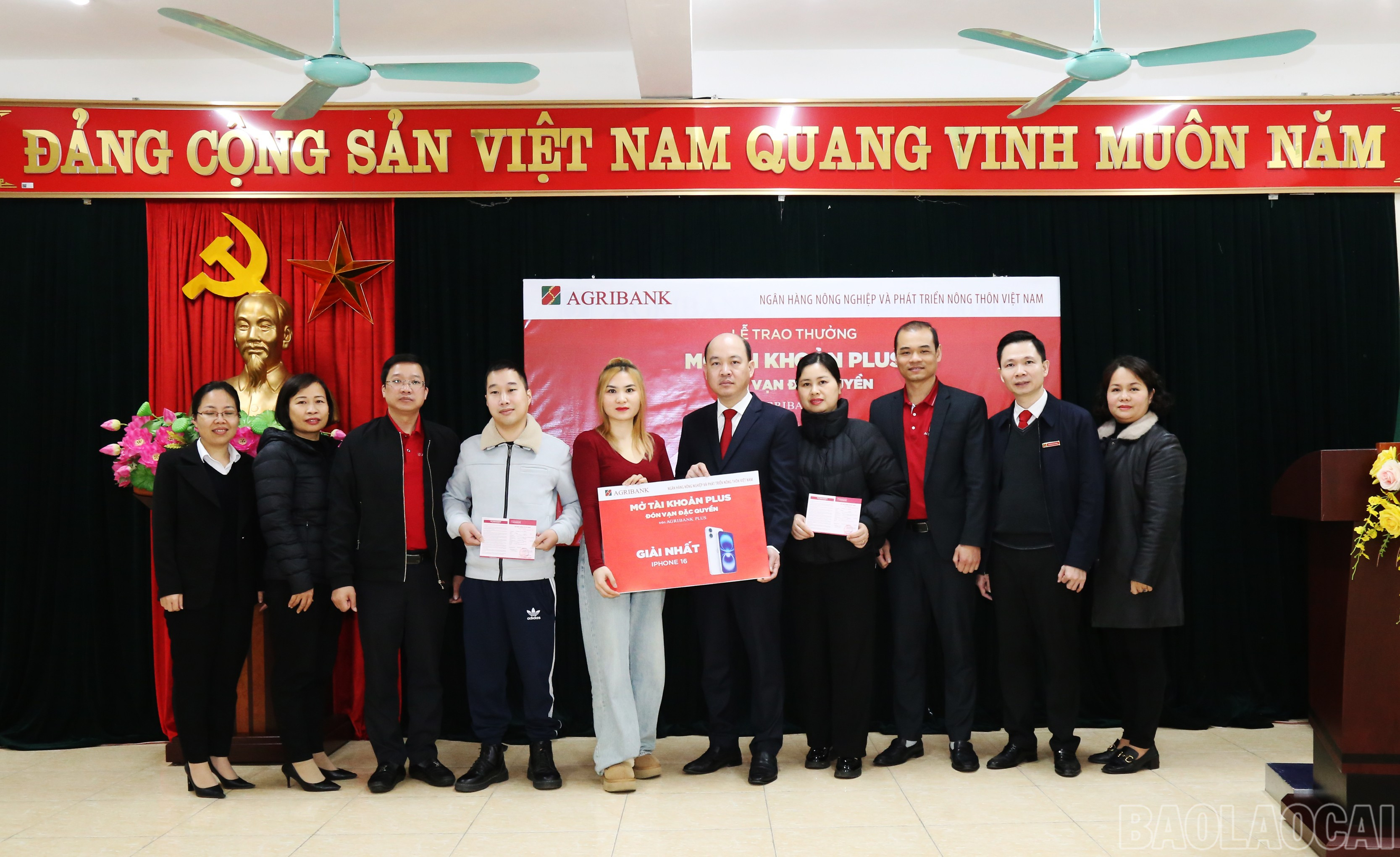 Agribank Chi nhánh Lào Cai II trao thưởng cho 3 khách hàng mở tài khoản Plus. baolaocai-br_h8.jpg