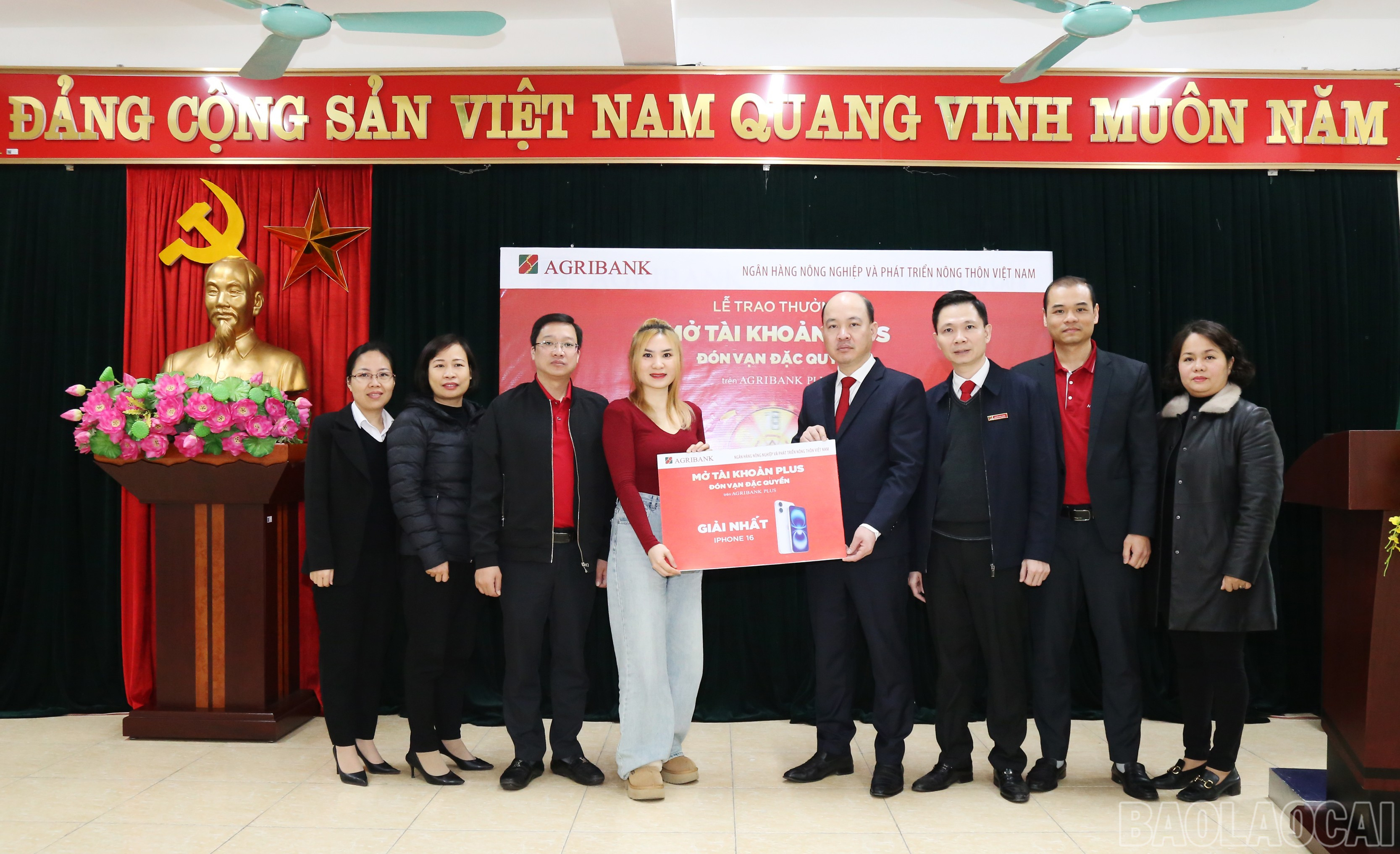 Bà Nguyễn Thị Ngọc Nhung là khách hàng may mắn được nhận giải Nhất. baolaocai-br_h3.jpg
