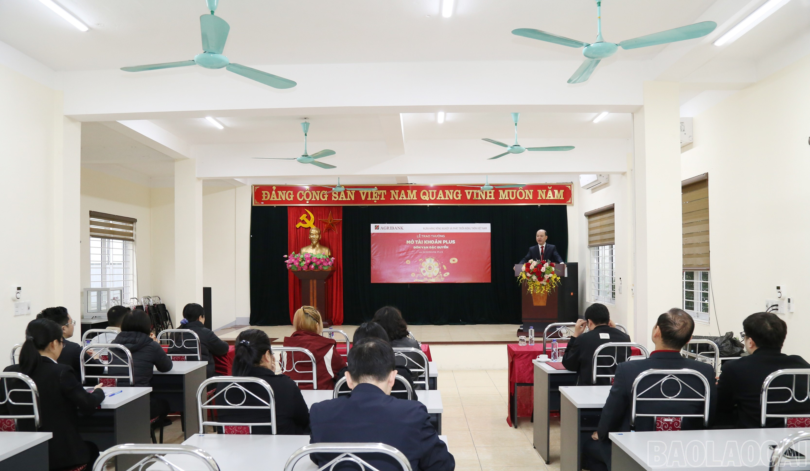 Quang cảnh lễ trao thưởng. baolaocai-br_h6.jpg