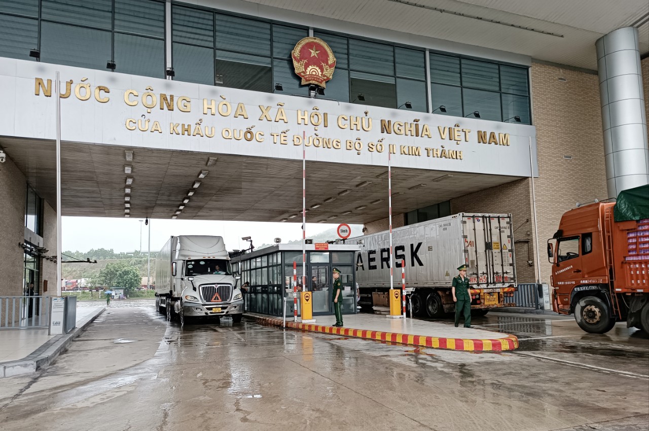 Lực lượng chức năng điều tiết các phương tiện xuất - nhập cảnh tại cửa khẩu. T1.jpg