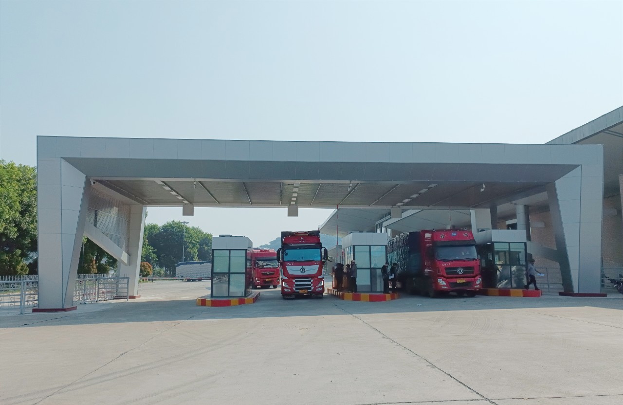 Hoạt động nhập khẩu hàng hóa qua Cửa khẩu Quốc tế đường bộ số II Kim Thành sôi động. hh2.jpg