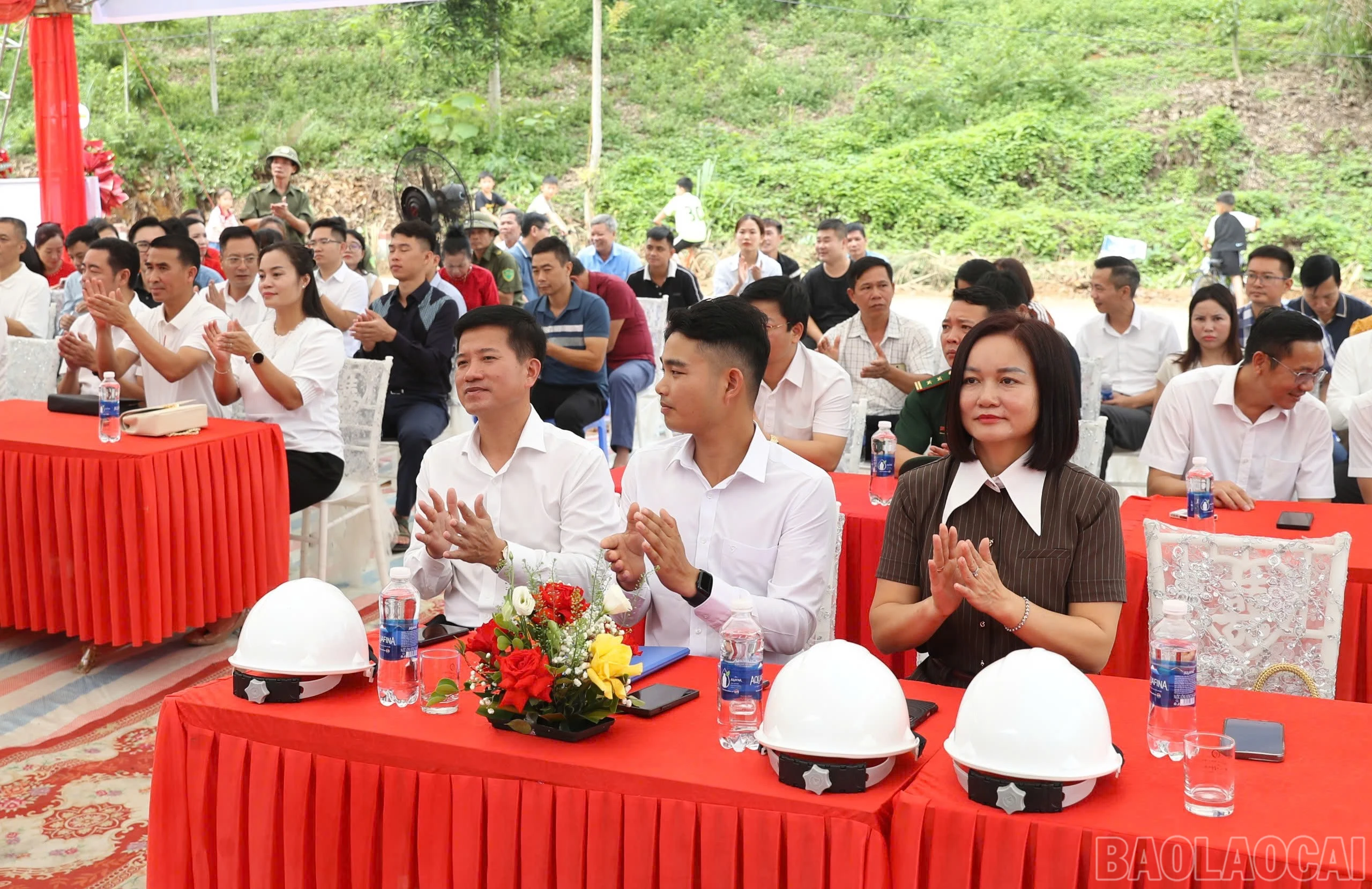 Các đại biểu dự lễ khởi công.