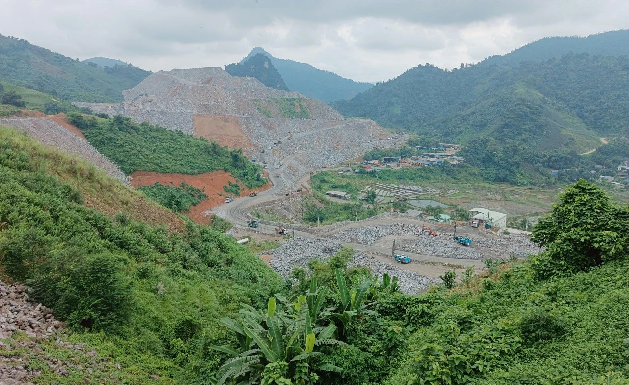 Khí thế sản xuất sôi nổi trên khai trường.