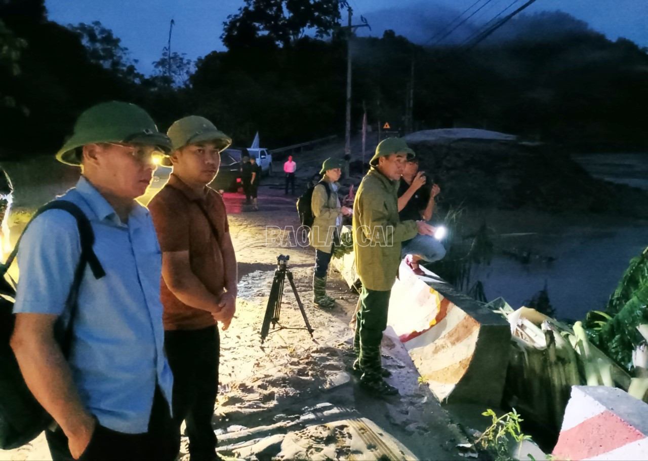Sáng sớm ngày 11/9, ca nô đưa lực lượng tham gia cứu hộ vào vùng bị cô lập Nậm Tông. 6.jpg