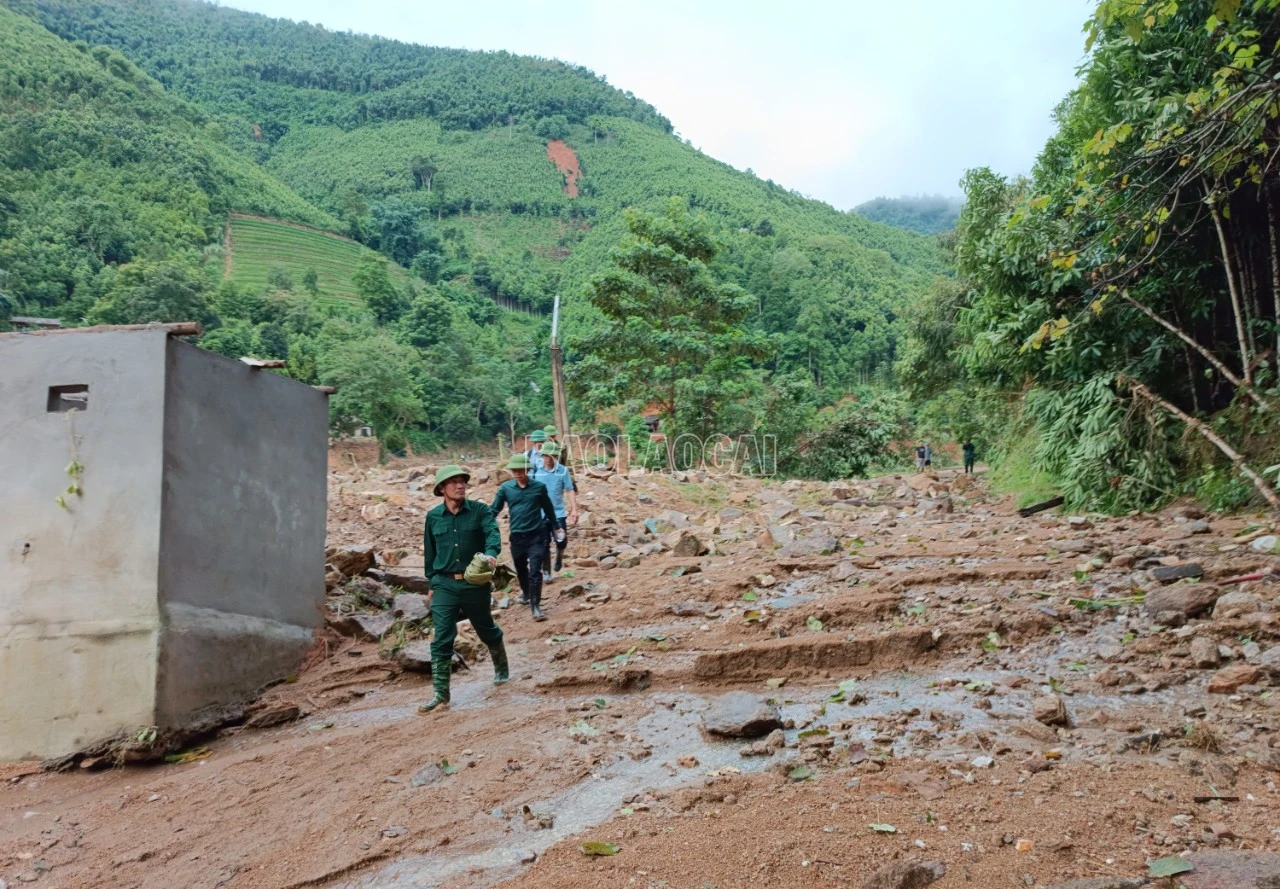 Một ngôi nhà bị đẩy ra đường.