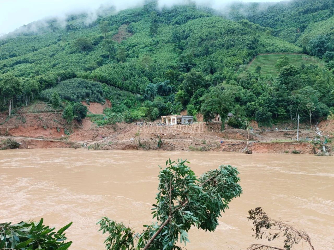 Một bên suối dữ, một bên núi sạt...