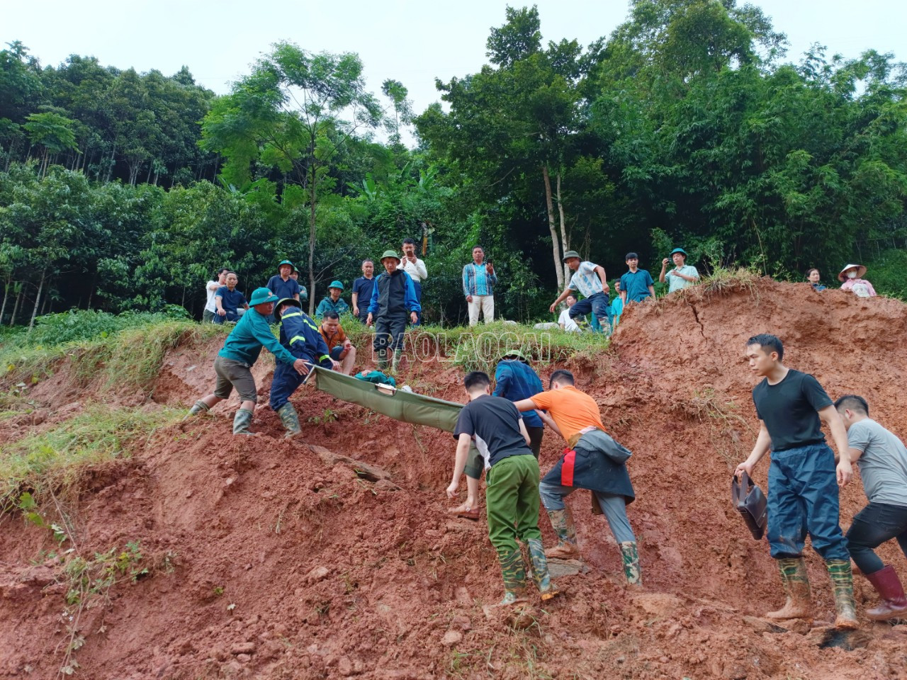 Đưa người bị thương về Bệnh viện Đa khoa huyện Bắc Hà cấp cứu và điều trị. A20.jpg