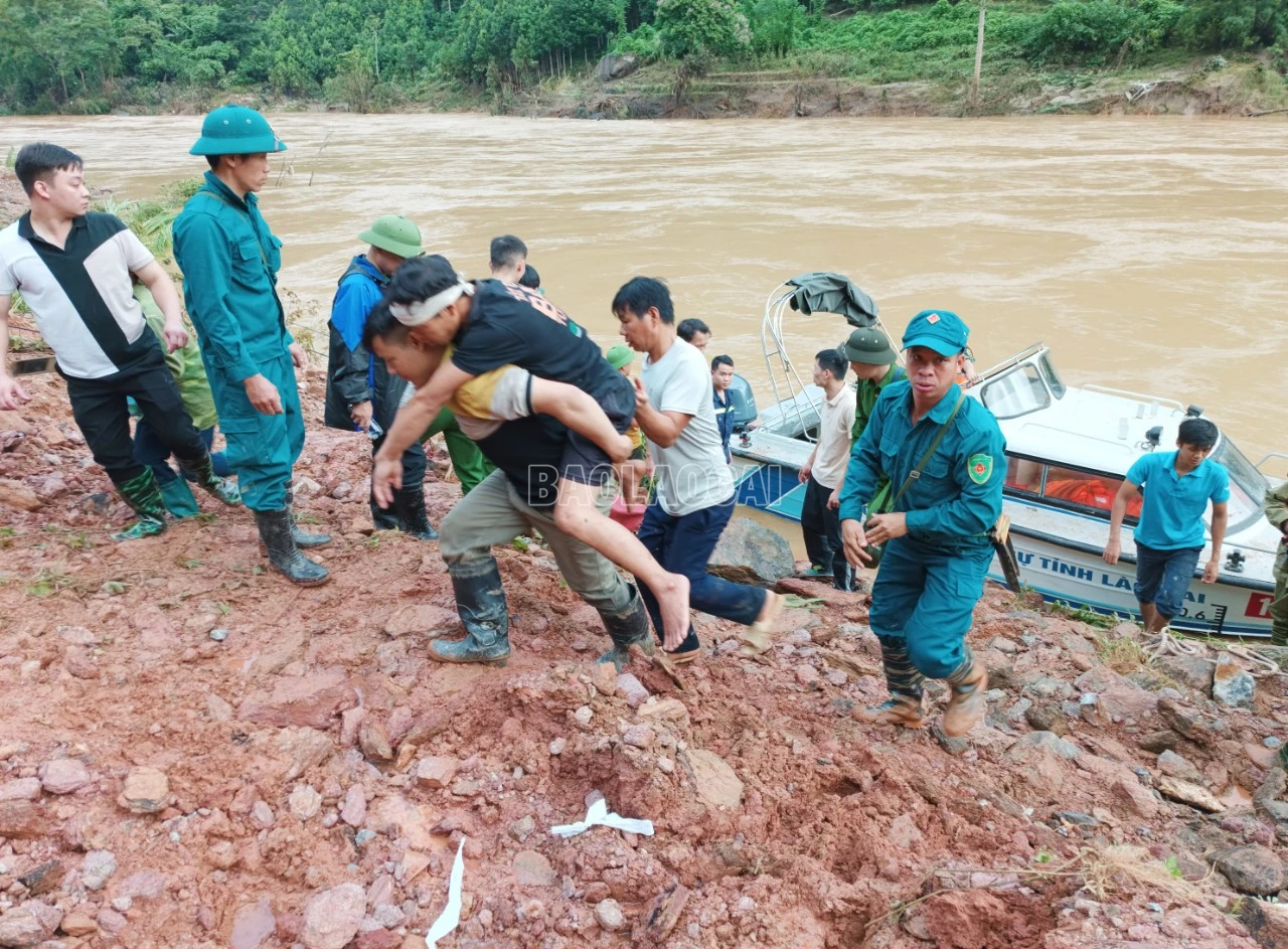 Ca nô chở người bị thương xuôi sông Chảy để đến cơ sở y tế cấp cứu.