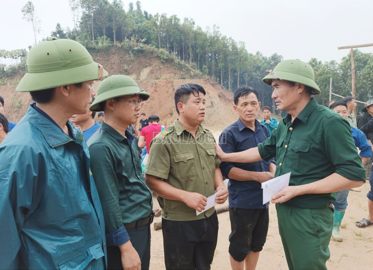 Đồng chí Vũ Xuân Cường trao hỗ trợ 25 triệu đồng đối với hộ có người thân chết và 5 triệu đồng cho người bị thương. A26.jpg
