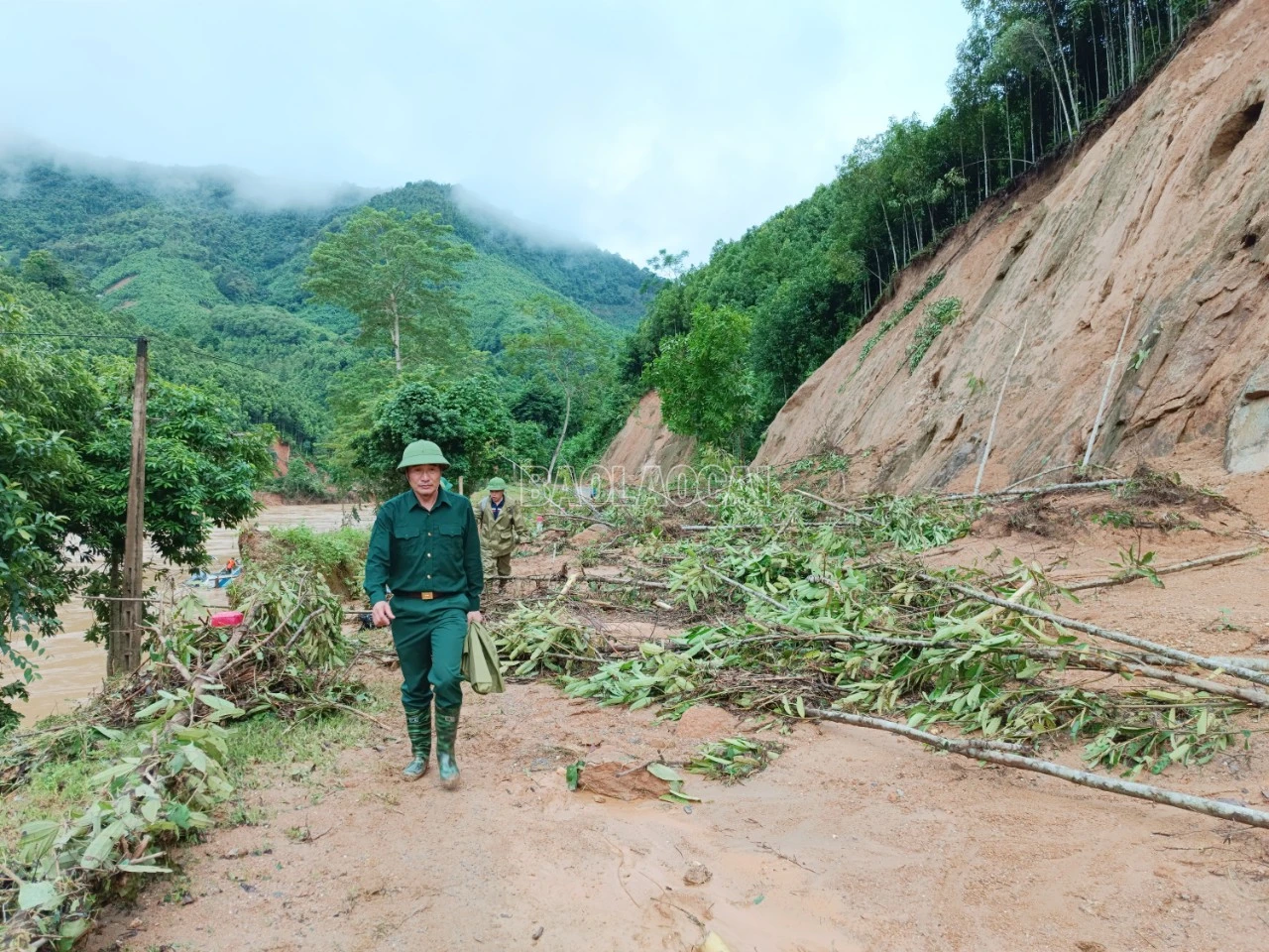 Đồng chí Vũ Xuân Cường, Phó Bí thư Thường trực Tỉnh ủy dẫn đầu đoàn công tác.