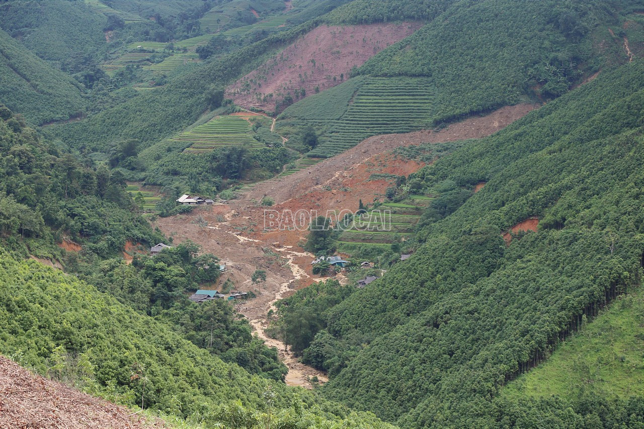 Xóm Bản Cái - nơi xảy ra sạt lở đất làm 8 ngôi nhà hỏng hoàn toàn, 18 người chết và mất tích. Xóm Bản Cái - nơi xảy ra sạt lở đất làm 8 ngôi nhà hỏng hoàn toàn, 18 người chết và mất tích.