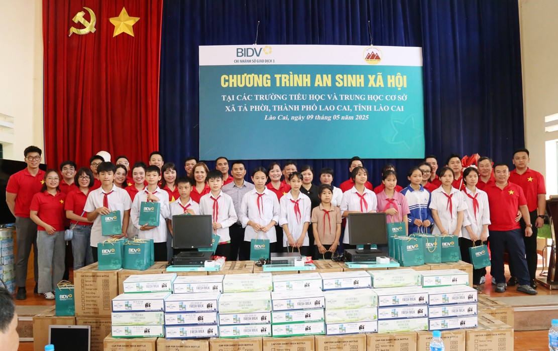 Tặng 1.200 suất quà cho học sinh các trường học trên địa bàn xã. t1.jpg
