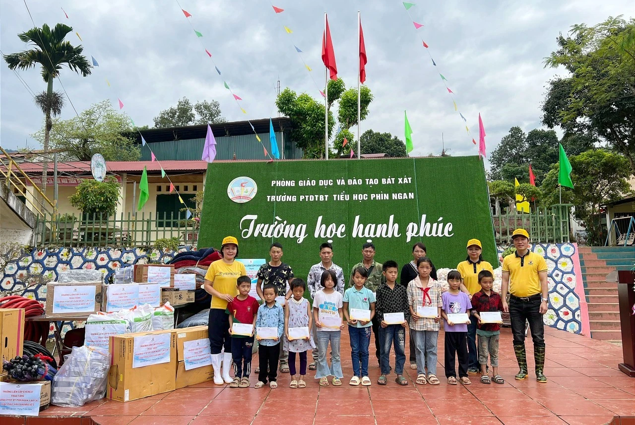 Tặng quà học sinh có hoàn cảnh khó khăn.