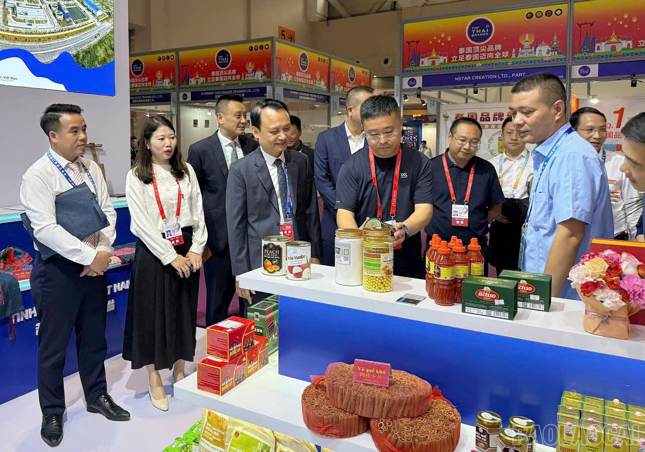 Các sản phẩm OCOP của tỉnh Lào Cai giới thiệu tại hội chợ. baolaocai-br_hoa.jpg
