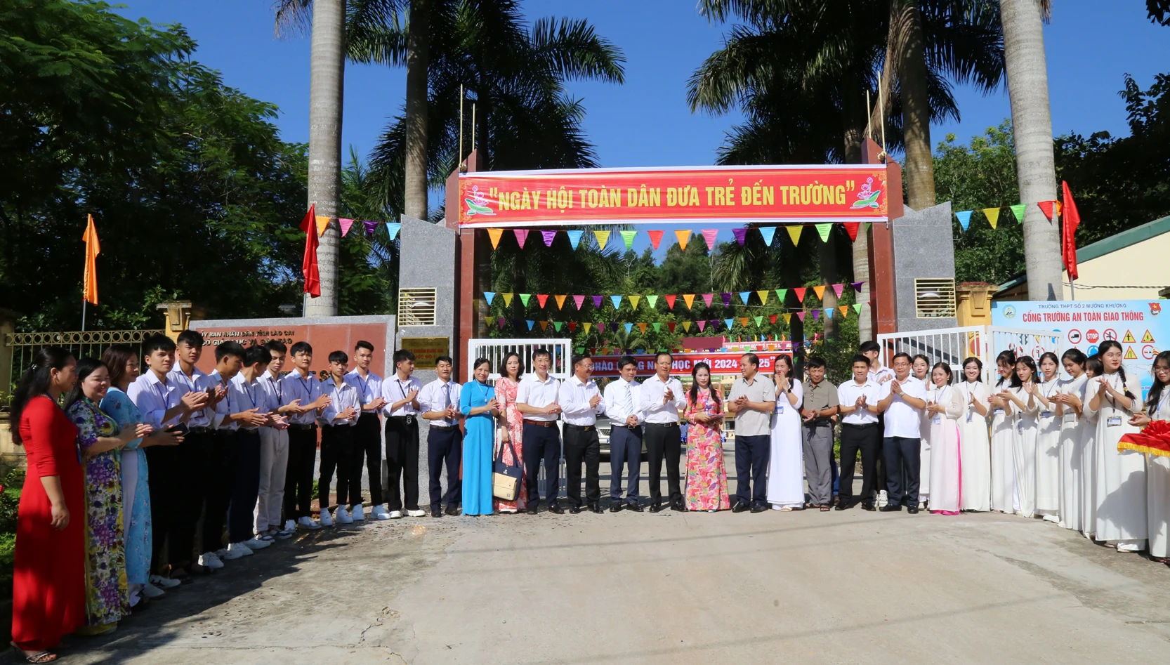 Niềm vui cô và trò trong ngày khai giảng năm học mới.