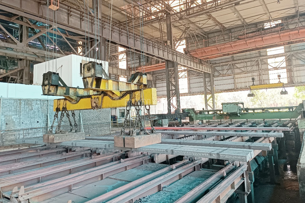 Phôi thép vừa sản xuất được đưa ra khu tập kết. baolaocai-c_t9.jpg