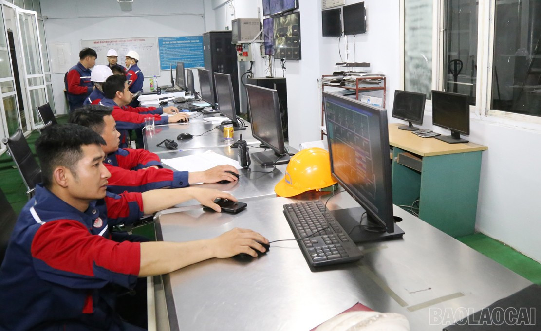 Các kỹ sư, công nhân trực tại Phòng Điều khiển trung tâm lò cao. baolaocai-br_h66.jpg