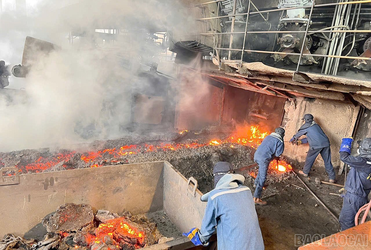 Thực hiện thao tác kỹ thuật tại máng chính nước gang trước lò cao. baolaocai-br_h10.jpg