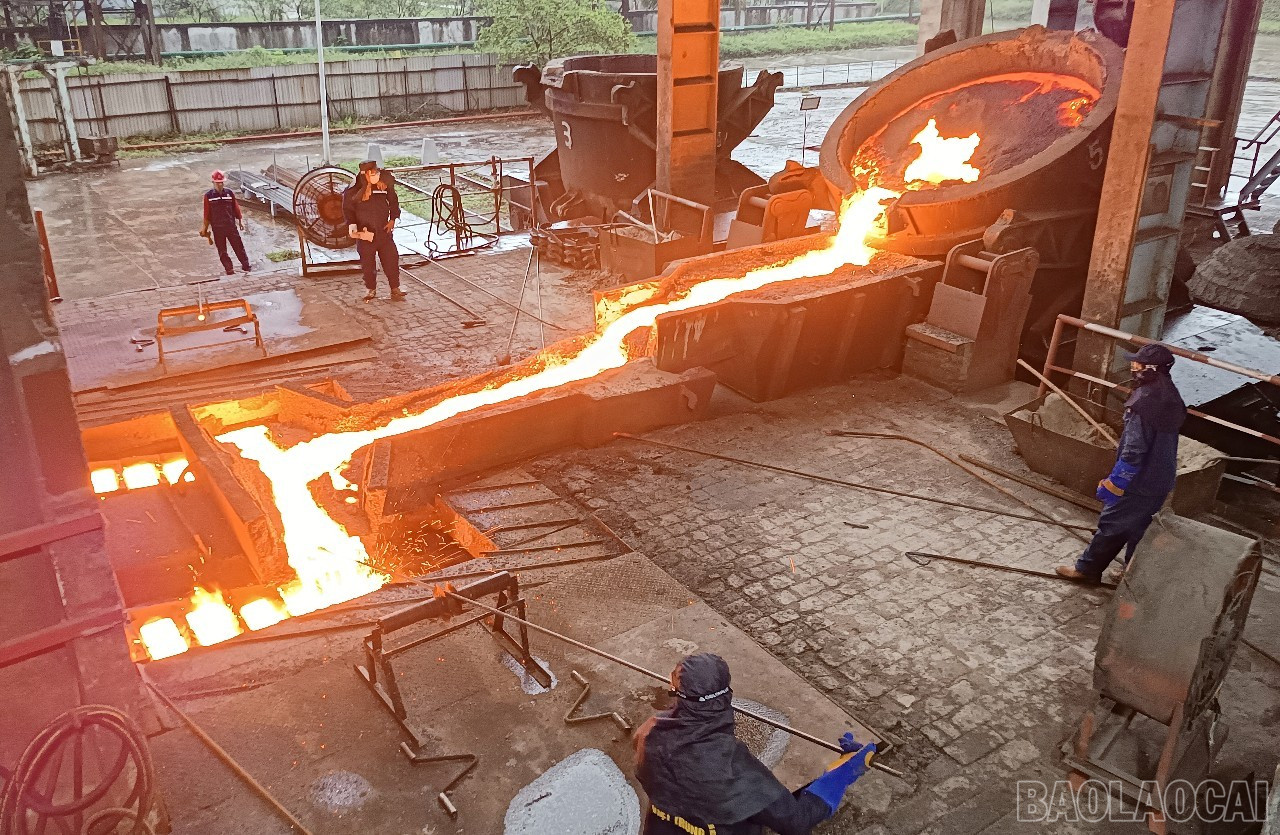 Công đoạn đúc gang. baolaocai-br_h9.jpg