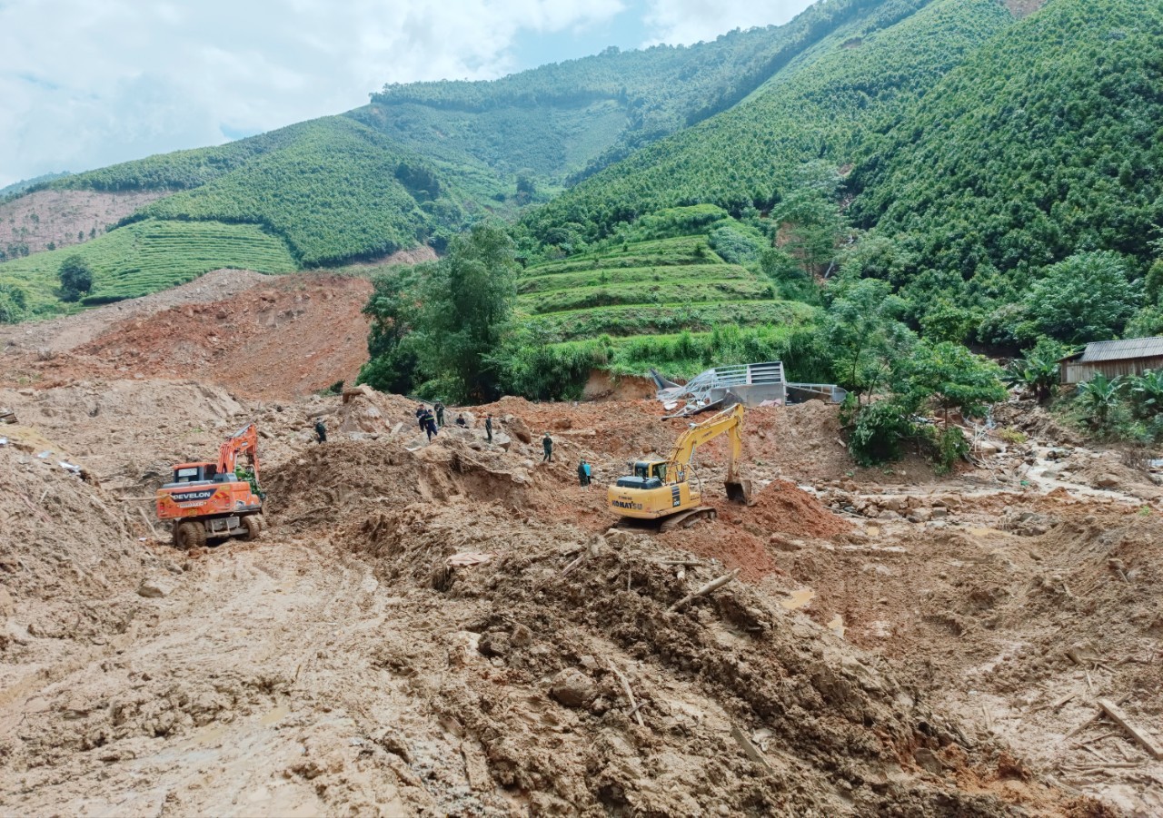 Sáng nay (19/9), các lực lượng chức năng đã tìm thấy thi thể của 1 người mất tích, nâng tổng số nạn nhân tử vong ở đây lên 14 người. Hiện vẫn còn 4 người chưa được tìm thấy. TC14.jpg
