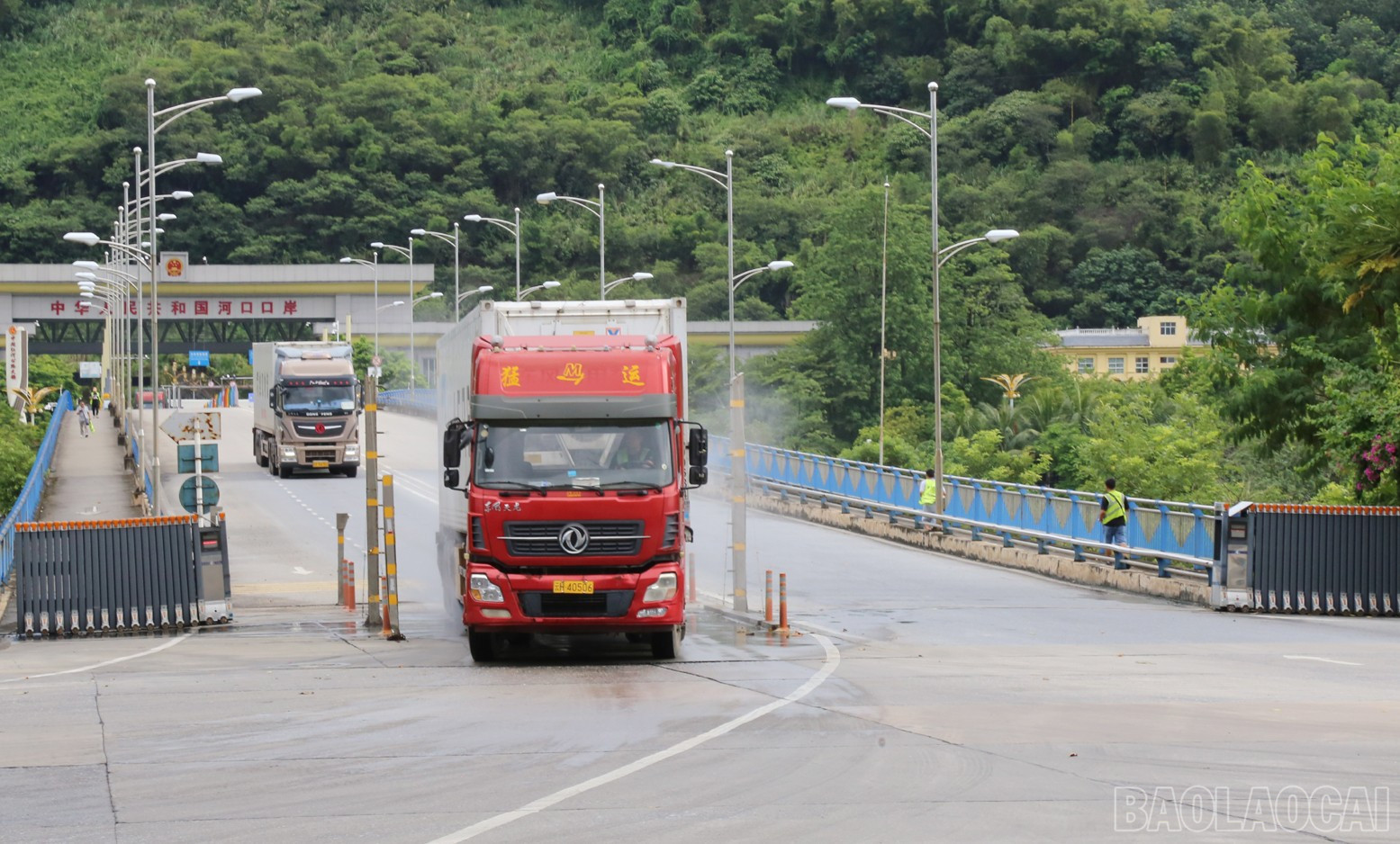 Theo ghi nhận, các đơn vị tại cửa khẩu phối hợp rất khoa học, giúp rút ngắn được nhiều thời gian thông quan, nên chất lượng hàng hóa như hoa quả tươi được đảm bảo. baolaocai-br_h8.jpg