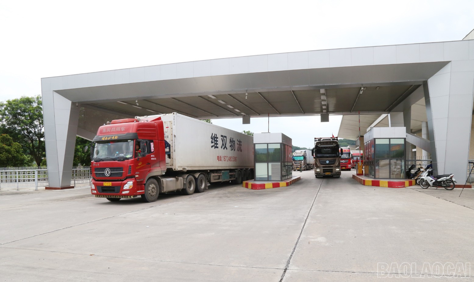 Các mặt hàng nhập khẩu chủ yếu là hóa chất, phân bón các loại, sắt thép và các sản phẩm từ sắt thép, máy phục vụ sản xuất và các thiết bị cơ khí, than cốc… baolaocai-br_h10.jpg