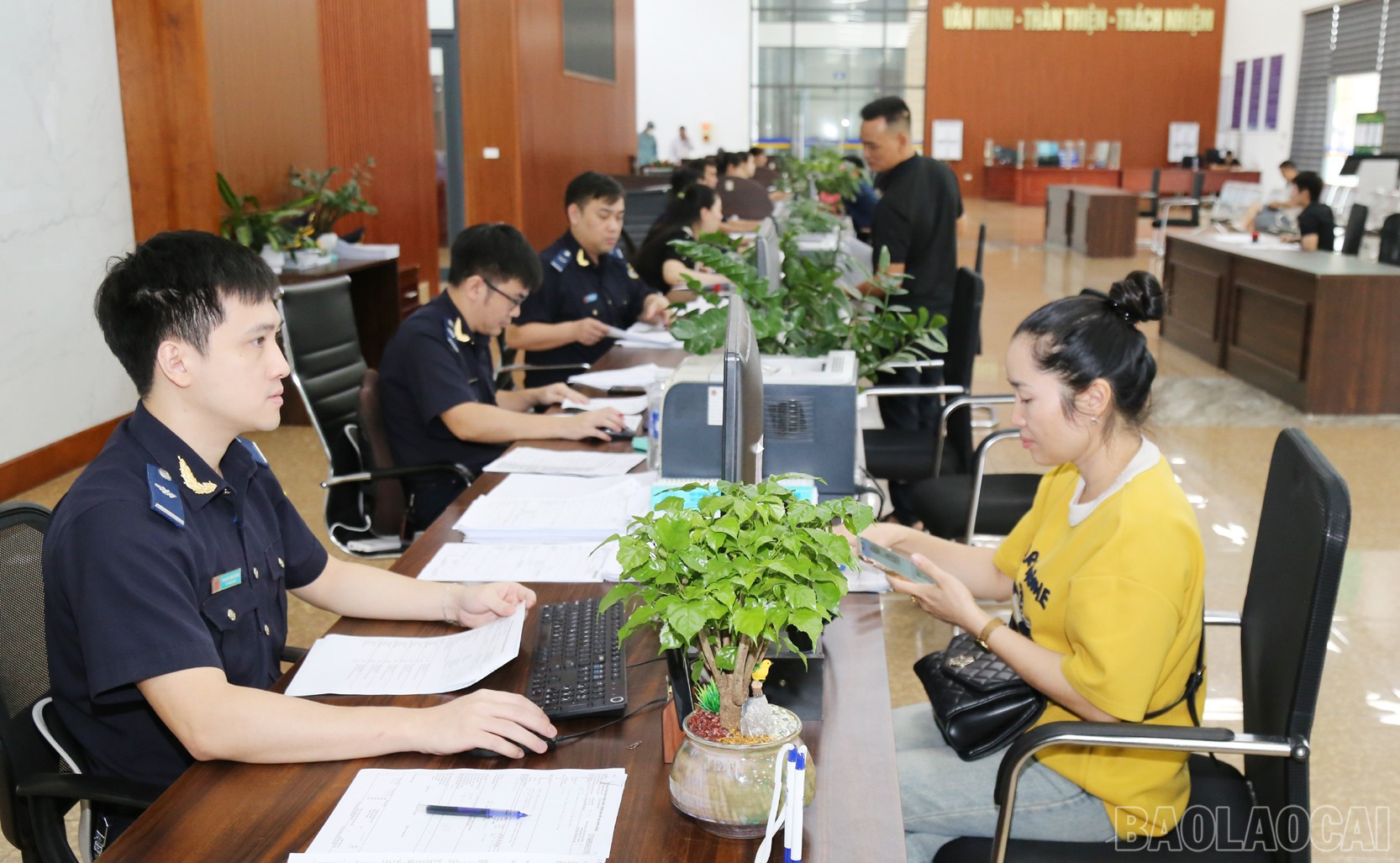Doanh nghiệp làm thủ tục hải quan. baolaocai-br_h18.jpg