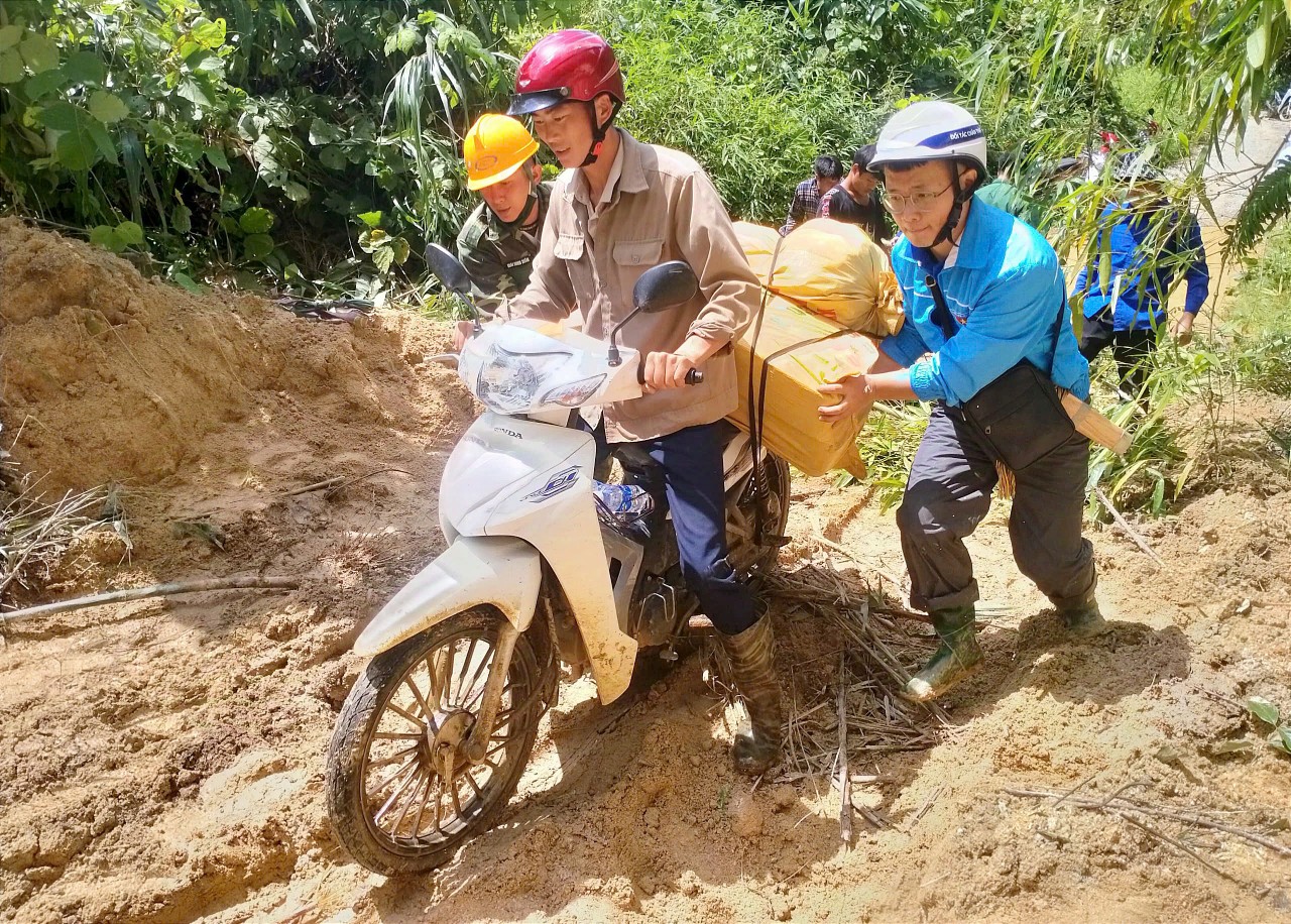 Lực lượng đoàn viên, thanh niên tiếp tế lương thực, thực phẩm và đồ dùng thiết yếu cho các thôn bị cô lập. N10.jpg