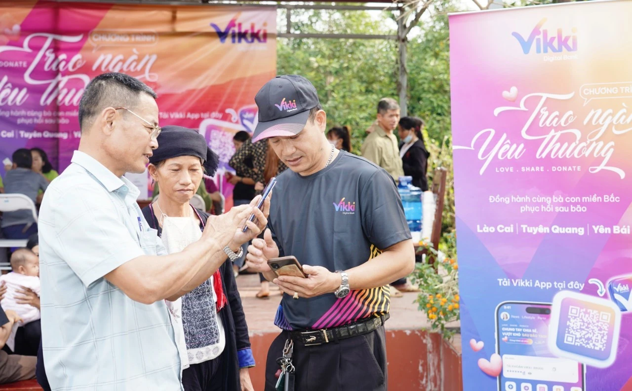 Người dân xã Sơn Hà (huyện Bảo Thắng) lần đầu tiên sử dụng Vikki.